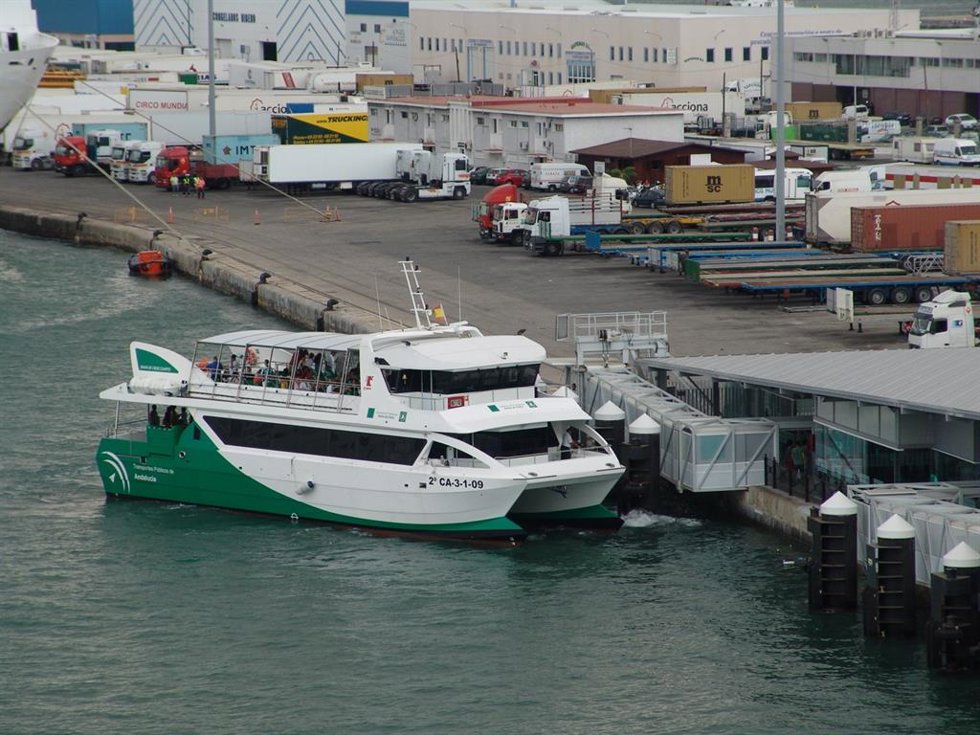 Archivo - Un catamarán del servicio que transita por la Bahía de Cádiz en una imagen de archivo. 