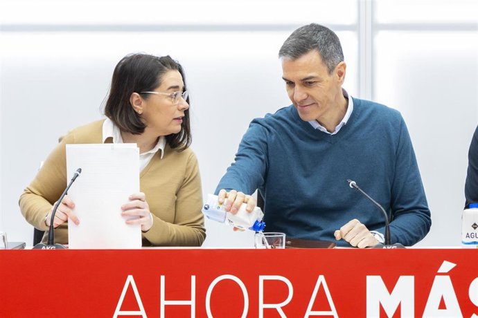 Pedro Sánchez junto con la dirigente socialista Elisa Garrido en una reunión de la Ejecuytiva del PSOE