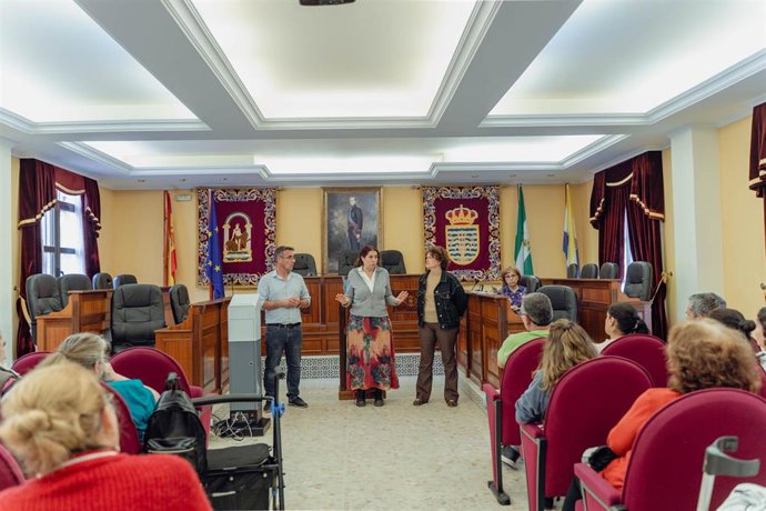 Charla formativa de Sevilla Activa a las familias con VPO en Isla Mayor dentro del programa Sevilla Activa.