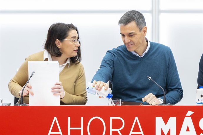 Pedro Sánchez ao lado da dirigente socialista Elisa Garrido em uma reunião da Executiva do PSOE