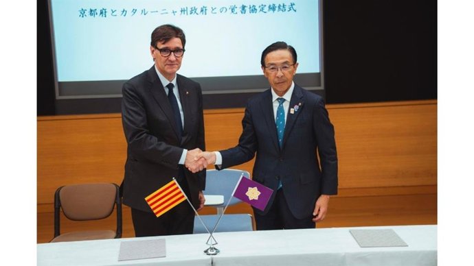 El presidente de la Generalitat, Salvador Illa, en la firma del acuerdo de colaboración entre Catalunya y Kyoto