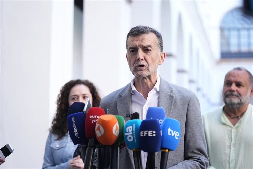 El candidato del partido de coalición Por Andalucia, Antonio Maillo, durante la ruedas de prensa en el Parlamento de Andalucía, a 24 de marzo de 2026 en Sevilla (Andalucía, España). Rueda de prensa tras el anuncio del presidente de la Junta de Andalucía,