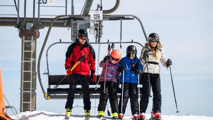 Família en una estació d'esquí de FGC.