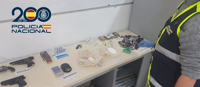 Efectos intervenidos por la Policía Nacional al desmantelar un punto de venta de cocaína y hachís en Alicante
