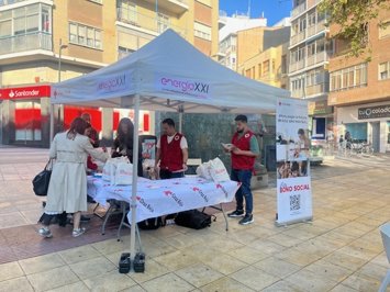 Punto de atención de Cruz Roja y Endesa en la Plaza de las Canteras, en el barrio zaragozano de Torrero.