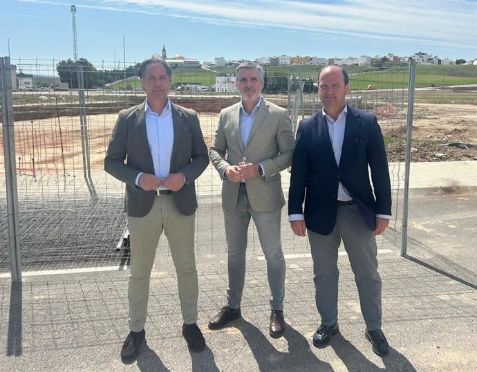 El vicesecretario de Economía, Hacienda y Empleo del PP de Sevilla, Antonio Ramírez, y el responsable del PP en la Sierra Sur, Juan Jiménez.