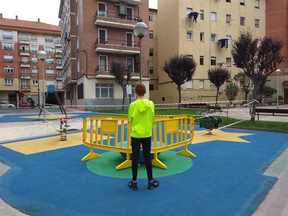 Archivo - Niño en un parque infantil.