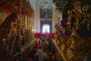 La Hermandad de Nuestro Padre Jesús del Prendimiento, María Santísima del Desamparo y Apóstol Señor San Pedro antes de salir a las calles de Jerez de la Frontera el Miércoles Santo. ARCHIVO.