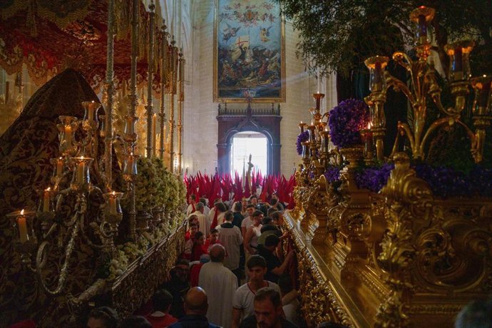 La Hermandad de Nuestro Padre Jesús del Prendimiento, María Santísima del Desamparo y Apóstol Señor San Pedro antes de salir a las calles de Jerez de la Frontera el Miércoles Santo. ARCHIVO.