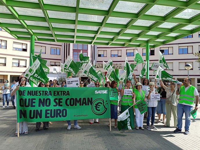 Archivo - Enfermeras se concentran a las puertas del Hospital de mérida