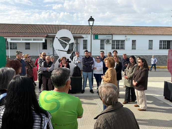 La secretaria general del PSOE de Huelva, María Eugenia Limón, hablando con vecinos a las puertas del centro de salud de San Bartolomé de la Torre.