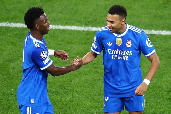 Archivo - Los jugadores del Real Madrid Kylian Mbappé (derecha) y Vinícius Júnior celebran un gol en la Champions League 2025/26 ante el Olympiacos FC.