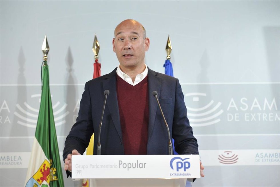 El portavoz del Grupo Popular en la Asamblea de Extremadura, José Ángel Sánchez Juliá, en una rueda de prensa en la Asamblea.
