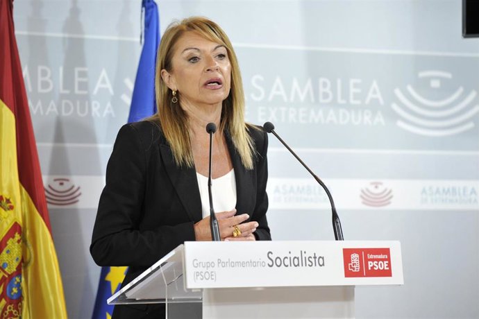 La portavoz del Grupo Parlamentario Socialista en la Asamblea de Extremadura, Piedad Álvarez, ofrece una rueda de prensa