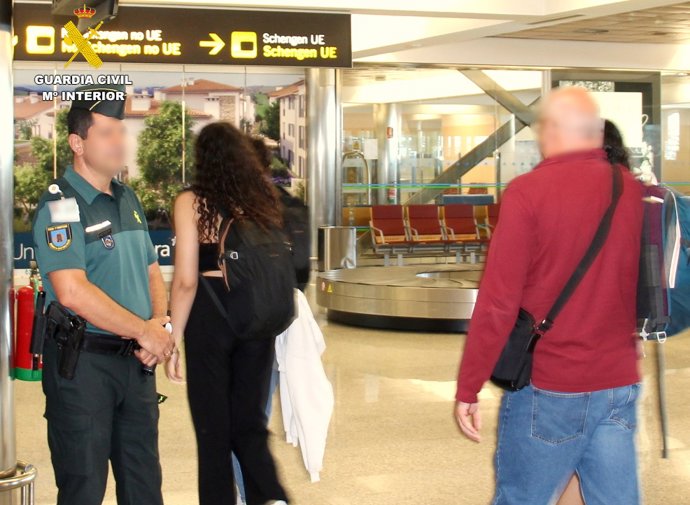 Control en el aeropuerto de Santander.