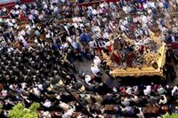 El Ayuntamiento de Sevilla interviene 300 'sillitas' en una Semana Santa con una "gran afluencia de público"