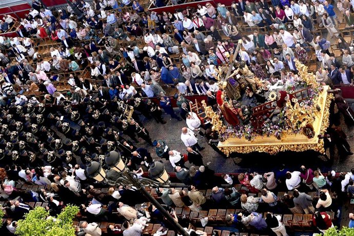 Paso de las hermandades del Miércoles Santo por Sevilla durante su estación de penitencia. 