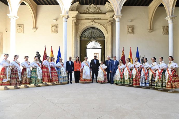 El presidente del Gobierno regional, Fernando López Miras recibe a las Reinas de la Huerta 2026