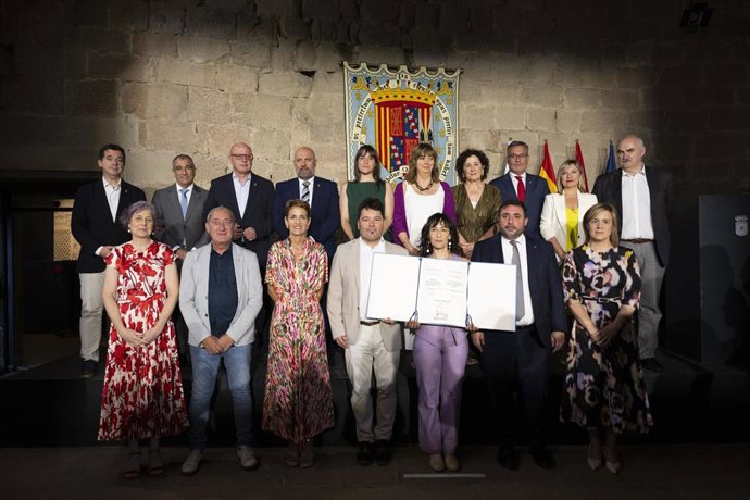 Archivo - Entrega del Premio Príncipe de Viana del año 2025 a los cineastas Amaia Remírez y Raúl de la Fuente