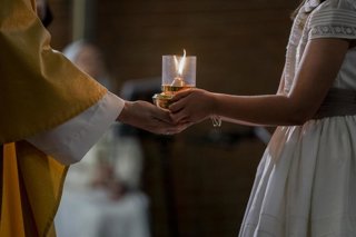 Archivo - Un grupo de niños se prepara para tomar la Primera Comunión en la iglesia del Colegio Cristo Rey Hortaleza, en Madrid (España). 