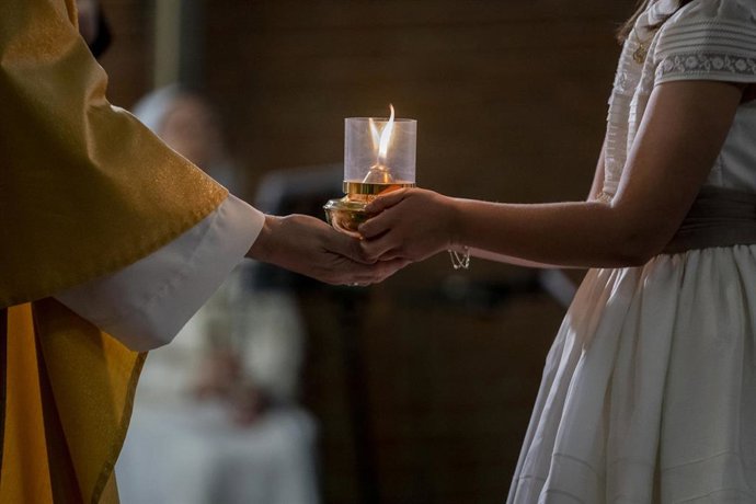 Archivo - Un grupo de niños se prepara para tomar la Primera Comunión en la iglesia del Colegio Cristo Rey Hortaleza, en Madrid (España). 