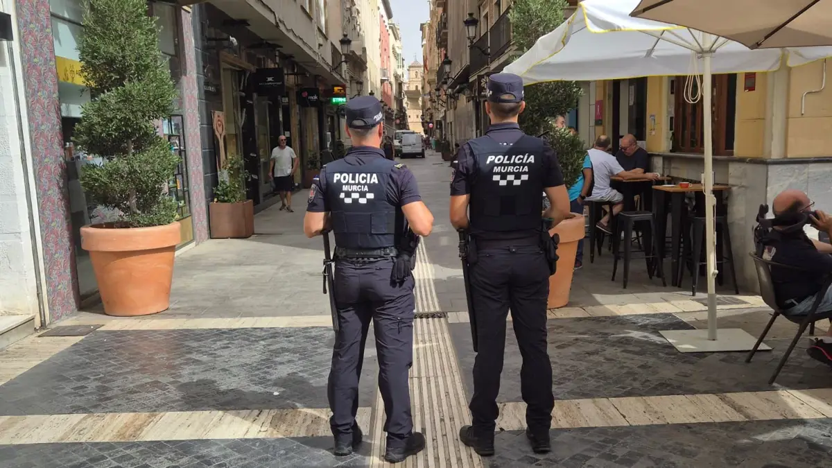 Dos agentes de la Policía Local de Murcia