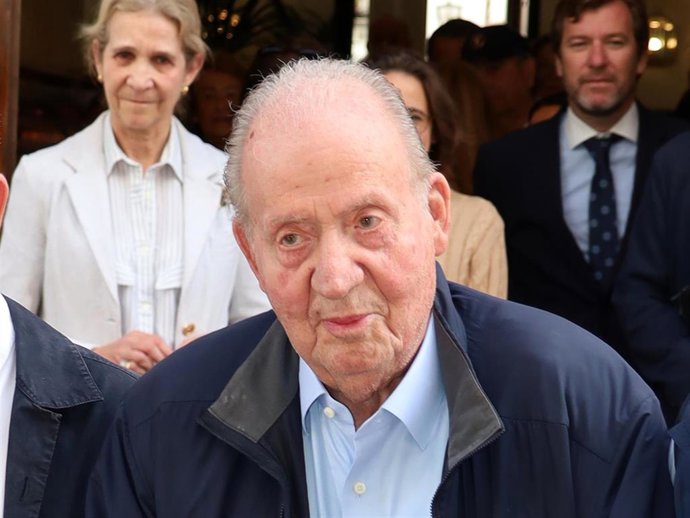 La Infanta Elena y el Rey Juan Carlos a la salida del hotel en el que se ha alojado durante su visita relámpago a Sevilla