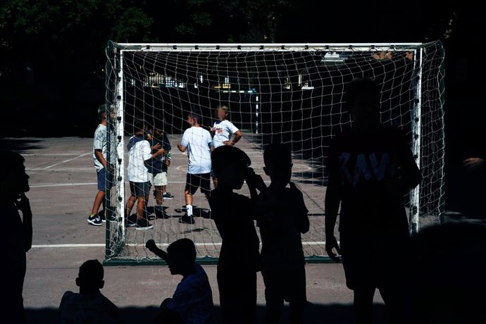Archivo - Niños en el patio del centro escolar el primer día de clase tras la vacaciones de verano, a 10 de septiembre de 2024, en Málaga, Andalucía (España). Hoy arranca el nuevo curso escolar para los alumnos de Infantil, Primaria y Educación Especial e