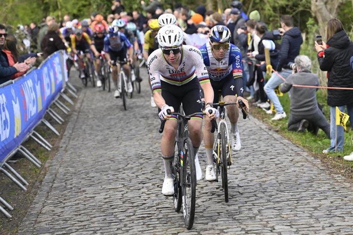 5 de abril de 2026, Oudenaarde, Bélgica: OUDENAARDE, BÉLGICA - 5 DE ABRIL: Tadej Pogacar (SLO) da UAE Team Emirates - XRG, Remco Evenepoel (BEL) da Red Bull - BORA - Hansgrohe, Florian Vermeersch (BEL) da UAE Team Emirates - XRG, Van Dijke Tim (NED) da Re