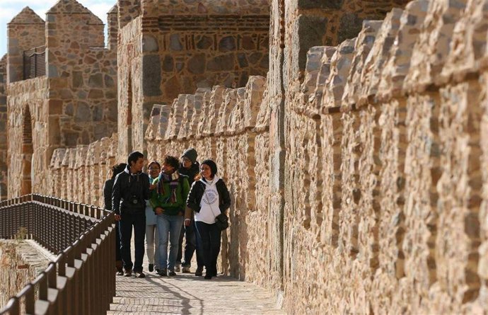 Archivo - Turismo en Ávila. Turistas en Ávila. Turismo en Castilla y León. Muralla de Ávila.