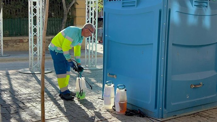 Un operario de limpieza durante la demostración del dispositivo de higiene ambiental diseñado específicamente para las Fiestas de Primavera