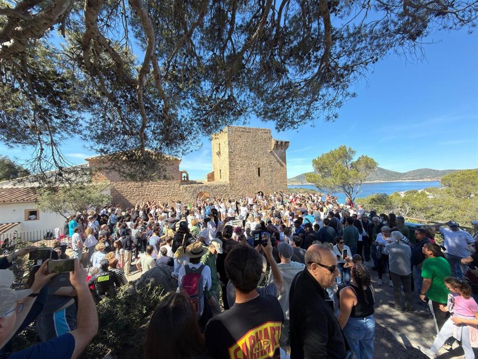 Numerosos vecinos participan en el tradicional Pancaritat en Andratx