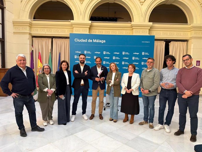 El portavoz del grupo municipal del PSOE, Daniel Pérez, junto con ediles socialistas.