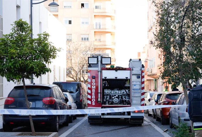 Varias unidades de los servicios de emergencias y cuerpos policiales actúan en la inmediaciones del bar de Almería donde hubo varias explosiones. 