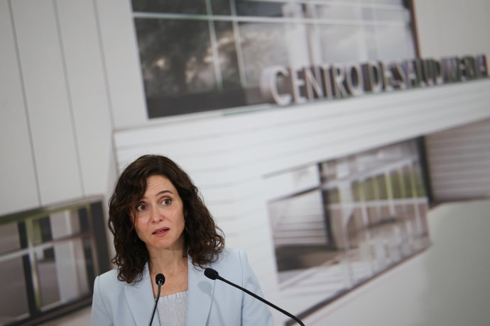 La presidenta de la Comunidad de Madrid, Isabel Díaz Ayuso, durante una visita al nuevo Centro de Salud de Atención Primaria Parla Este y Centro de Salud Mental, a 6 de abril de 2026, en Parla, Madrid (España).