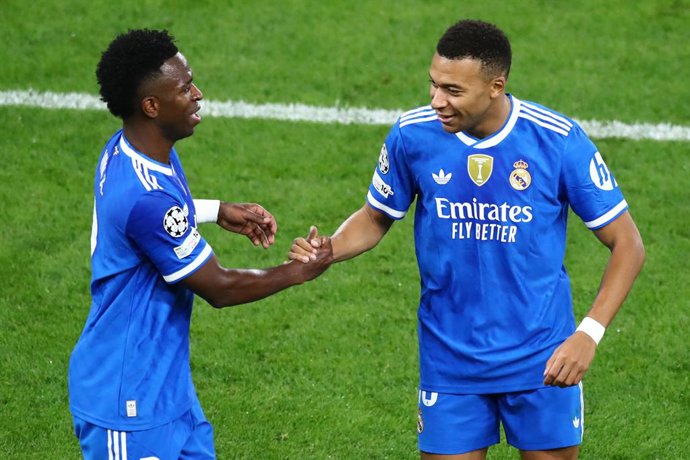 Archivo - Arquivo - Kylian Mbappé, do Real Madrid CF, comemora um gol com Vinícius Júnior durante a partida da 5ª rodada da fase de grupos da Liga dos Campeões da UEFA 2025/26 entre o Olympiacos FC e o Real Madrid CF, no Estádio Georgios Karaiskakis, em 2