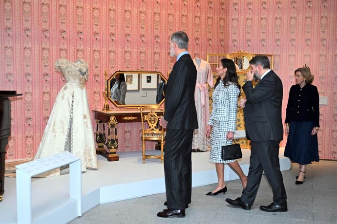 Archivo - El Rey Felipe y la Reina Letizia durante la inauguración de la exposición sobre la Reina Victoria Eugenia, en el las Galerías de las Colecciones Reales, en el Palacio Real, a 02 de diciembre de 2025, en Madrid (España).