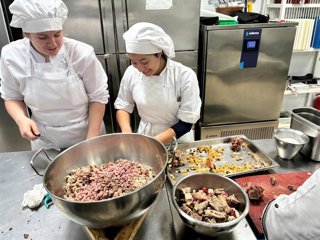Alumnado de Formación Profesional durante una práctica de cocina en un centro educativo de la provincia de Almería.