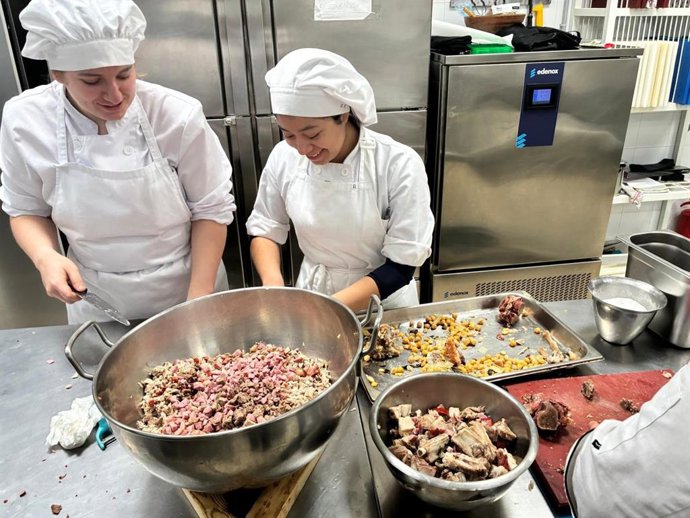 Alumnado de Formación Profesional durante una práctica de cocina en un centro educativo de la provincia de Almería.