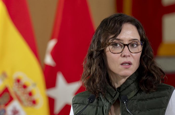 A presidente da Comunidade de Madrid, Isabel Díaz Ayuso, fala com a imprensa após a reunião do Conselho de Governo, na Prefeitura de Morata de Tajuña, em 25 de março de 2026, em Morata de Tajuña, Madrid (Espanha). O Executivo regional decidiu