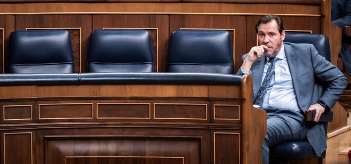 El ministro de Transportes y Movilidad Sostenible, Óscar Puente, durante una sesión de control al Gobierno, en el Congreso