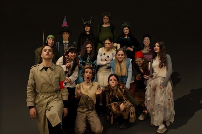 El Teatro de las Esquinas pone en escena “Tod Ubú” de Alfred Jarry, el quinto montaje del Aula Joven del Teatro de las Esquinas, una iniciativa de la Escuela de Artes Escénicas del Teatro de las Esquinas que brinda la oportunidad a jóvenes intérpretes.