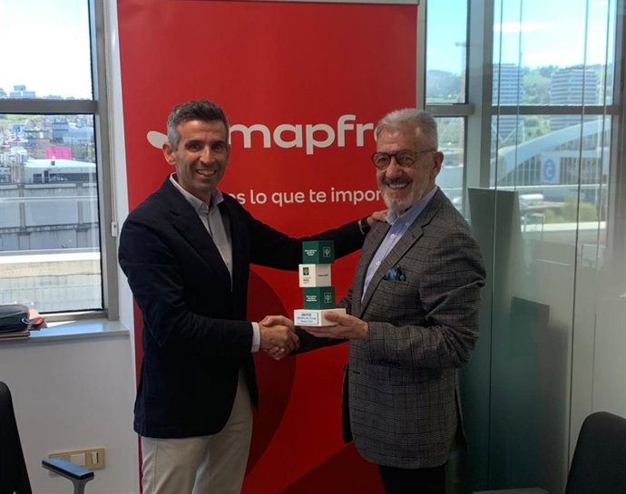 Francisco Cenador Carrasco (i), director regional Galicia de Mapfre, y José Ramón Santamaría Barreiro (d), presidente de Fundación Inade, en la firma del acuerdo.