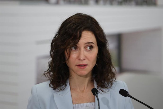 La presidenta de la Comunidad de Madrid, Isabel Díaz Ayuso, durante una visita al nuevo Centro de Salud de Atención Primaria Parla Este y Centro de Salud Mental, a 6 de abril de 2026, en Parla, Madrid (España). 