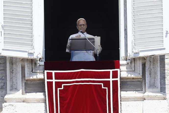 Papa Leone XIV si affaccia per la prima volta dalla finestra del Palazzo Apostolico per recitare il Regina Coeli. I fedeli  in Piazza San Pietro Ñ Cittâ€? del Vaticano Ñ Domenica 25 Maggio 2025  - Cronaca - (foto di Cecilia Fabiano/ LaPresse) .. Pope Leo 