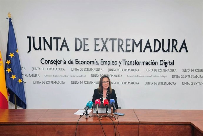 La secretaria general de Empleo, María José Nevado, en rueda de prensa para valorar los datos de paro en marzo