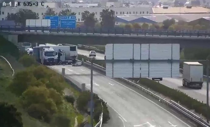 Camiones accidentados en la A-4 en Jerez de la Frontera este lunes 6 de abril.