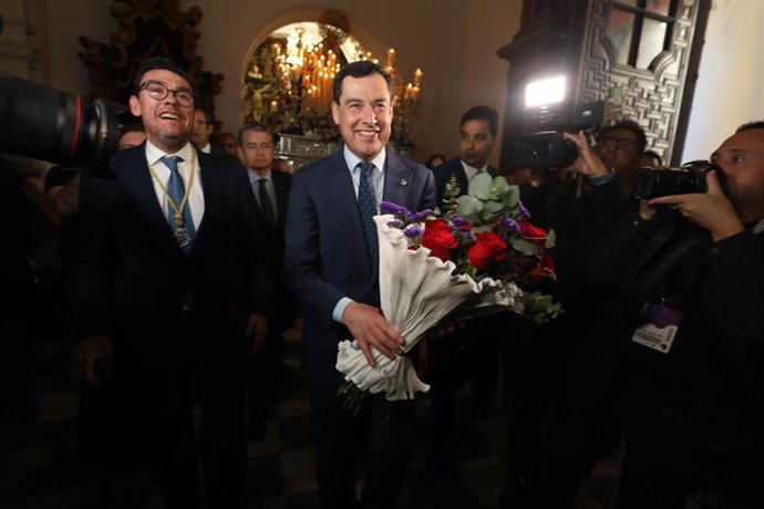 El presidente de la Junta de Andalucía, Juanma Moreno, durante su asistencia a la Semana Santa en Cádiz, el 31 de marzo de 2026