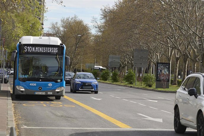 Parada de autobús del servicio especial gratuito para sustituir a la L10 de Metro, a 28 de marzo de 2026, en Madrid (España). El Ayuntamiento de Madrid ha puesto en funcionamiento a través de la Empresa Municipal de Transportes (EMT Madrid) un servicio es