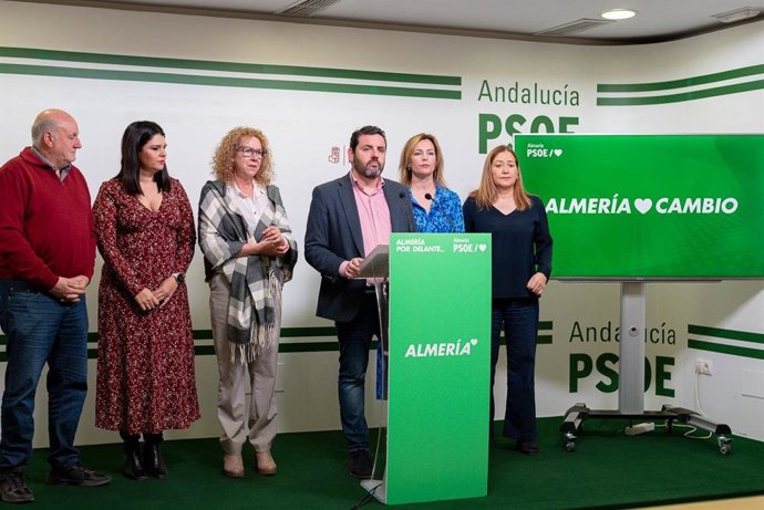 El portavoz del PSOE en la Diputación de Almería, Juan Manuel del Real Ruiz, junto con otros diputados provinciales en rueda de prensa. (Foto de archivo).